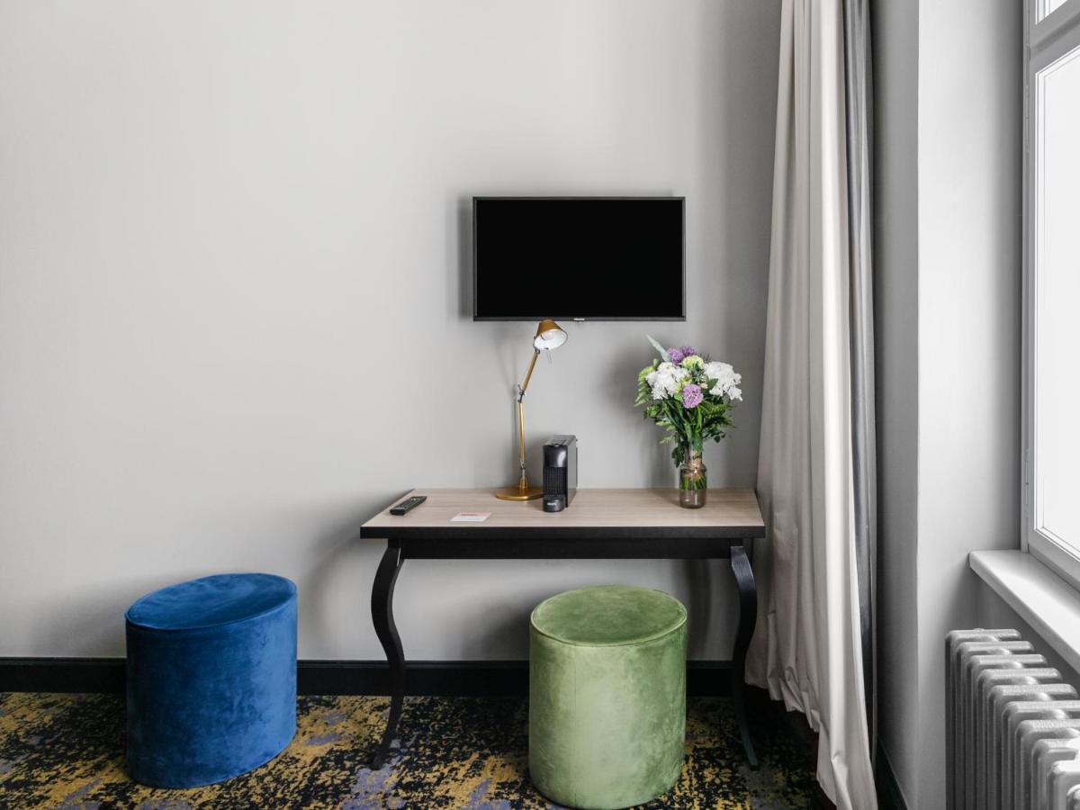 Medium Room with Bathtub